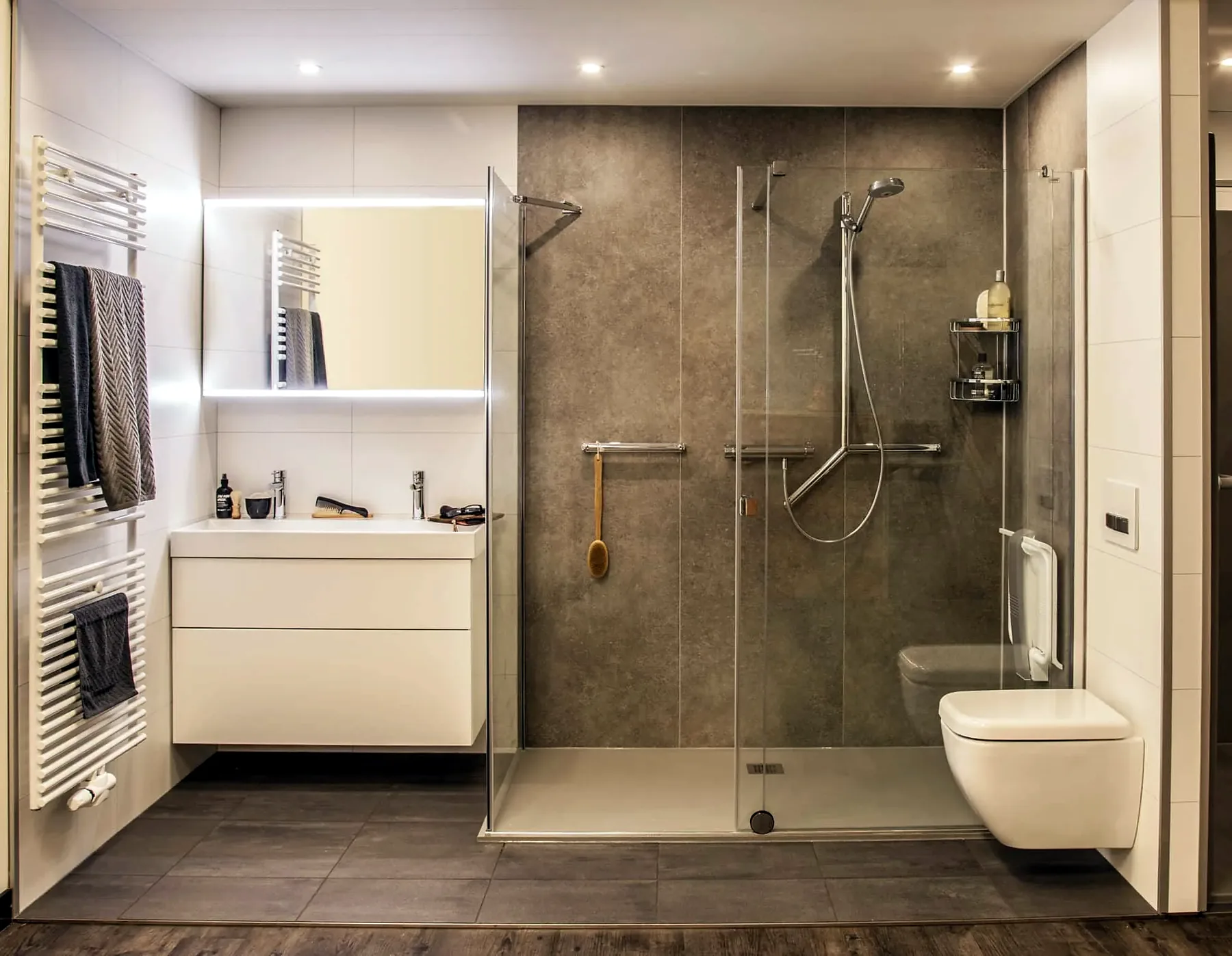 Complete badkamer met inloopdouche, glazen wand, wandmeubel en hangtoilet