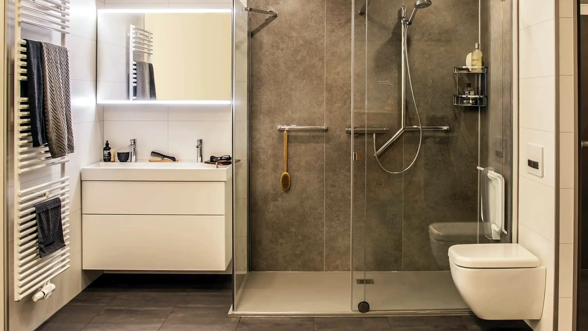 Badkamer met inloopdouche na snelle renovatie